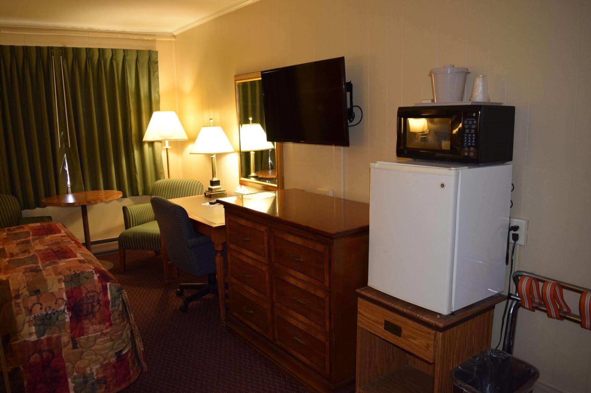 Economy Inn Taylorville Exteriör bild