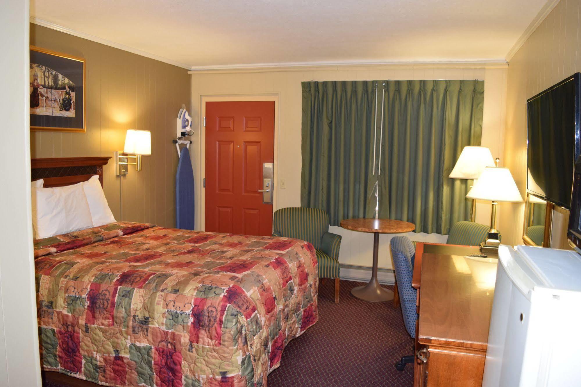 Economy Inn Taylorville Exteriör bild